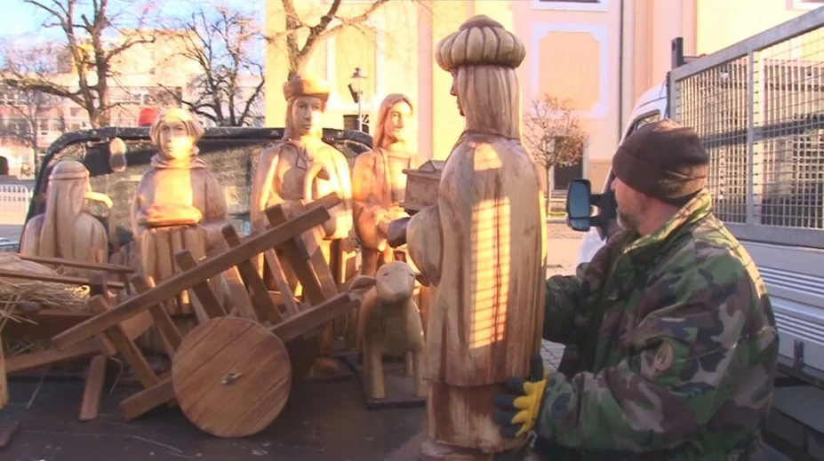 Vianoce sa skončili aj v uliciach miest. Nie všade však výzdobu odkladajú
