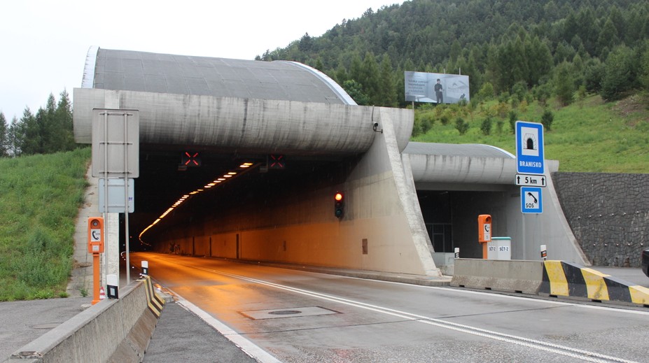 Vodiči, pozor. Tunel Branisko je pre dopravnú nehodu uzavretý