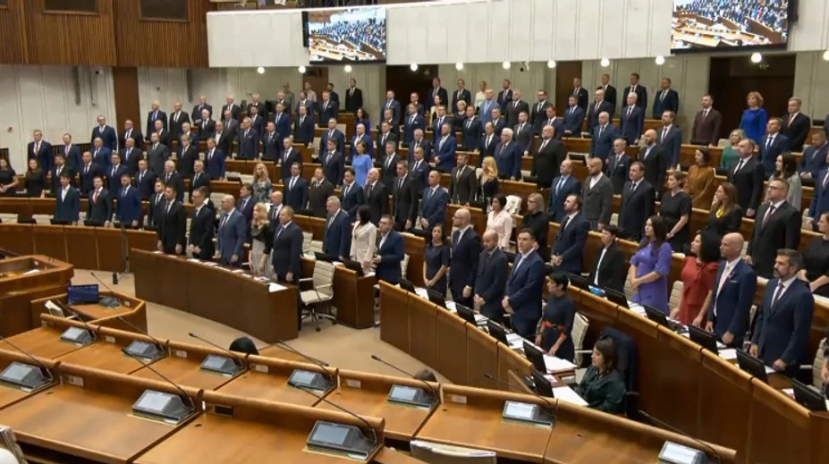 Noví poslanci sľúbili na svoju česť a svedomie vernosť Slovenskej republike