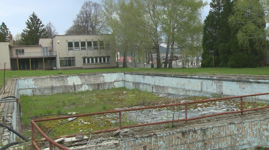 Kedysi bolo perlou úpätia Štiavnických vrchov. Noví majitelia chcú vrátiť kúpalisku zašlú slávu