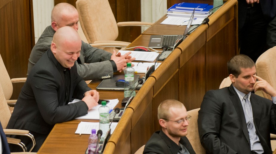 Poslancov ĽSNS vykázali zo sály, odísť odmietli