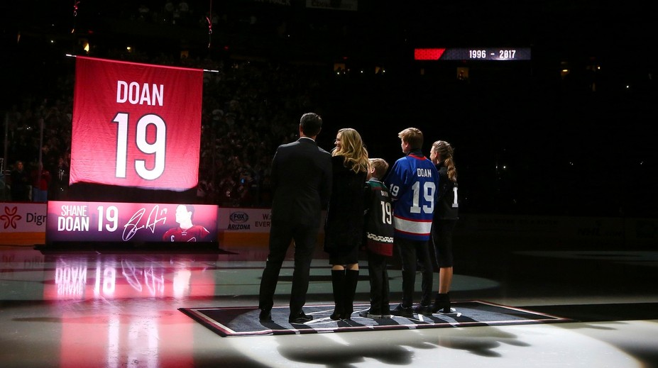 VIDEO: Arizona vyradila pod strop haly dres svojej veľkej legendy Shanea Doana. Nechýbali slzy