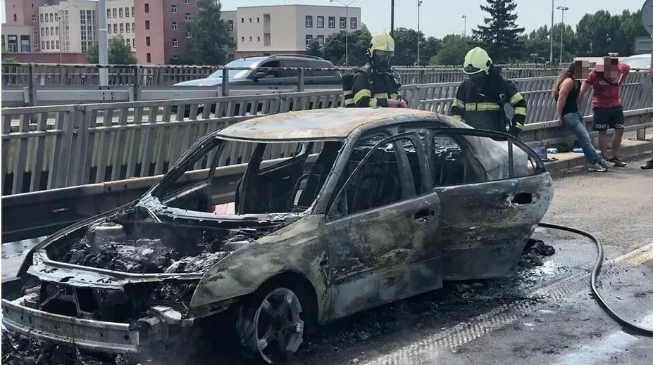 Na bratislavskom Moste Lafranconi sa samovznietilo auto. Vodič stihol vyskočiť