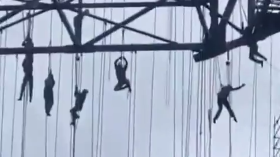 VIDEO: Desivý incident na stavbe. Robotníci zostali po zrútení lešenia visieť 140 metrov nad zemou