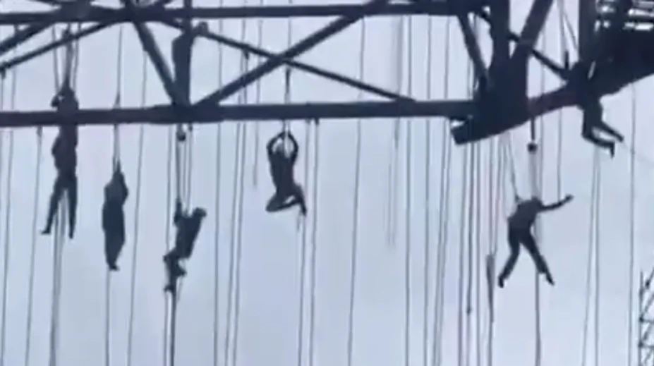 VIDEO: Desivý incident na stavbe. Robotníci zostali po zrútení lešenia visieť 140 metrov nad zemou