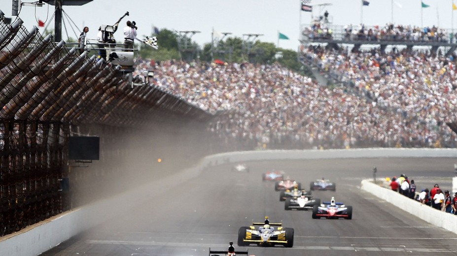 VIDEO: Fanúšička išla na preteky, kde jej neskutočná smola zničila auto. Odchádzala však s úsmevom