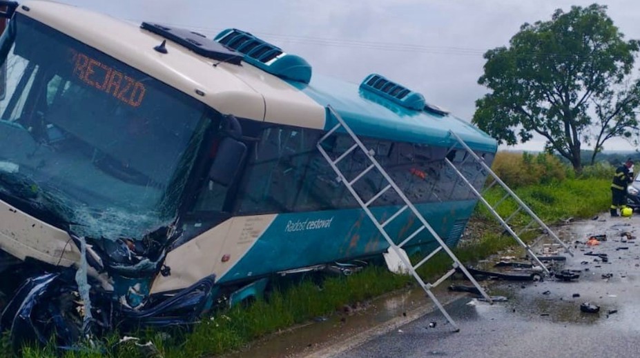 Nehoda autobusu a osobného auta pri Zlatých Moravciach. Zranení sú vodiči i viacerí cestujúci