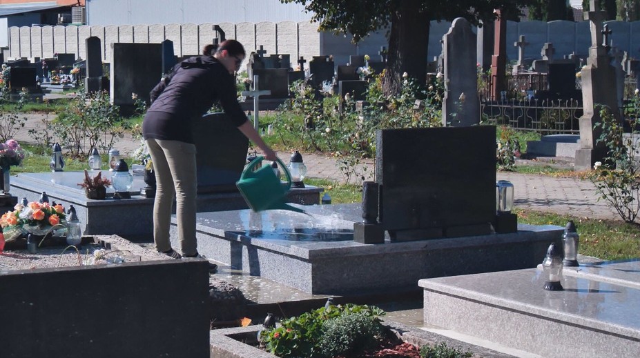 Kosia, zametajú chodníky a orezávajú stromy. Cintoríny sa vo veľkom pripravujú na Dušičky