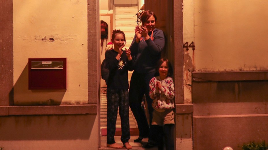 Slovensko bude dnes večer tlieskať zdravotníkom