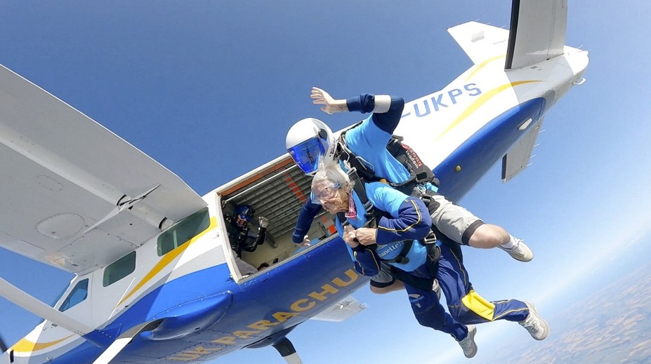 Na svoje 102. narodeniny skočila z lietadla. Odvážna babička prezradila svoj recept na šťastný život