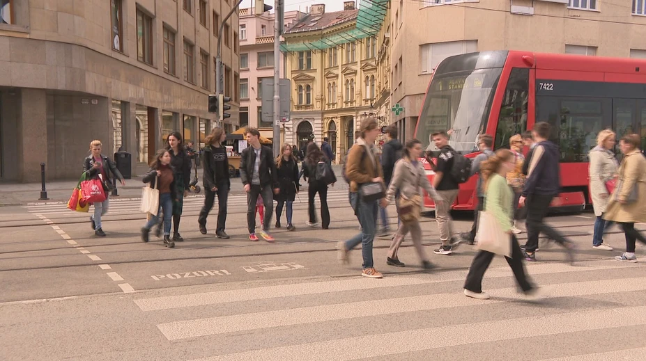 Prednosť nielen na priechode, ale aj na chodníku pred ním. Návrh Romany Tabák je proti fyzikálnym zákonom