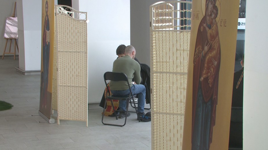 Košickí kňazi opustili farnosti, aby boli k dispozícii oneskorencom. Veriacich spovedali na železničnej stanici.