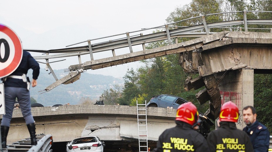 Zrútil sa nadjazd s kamiónom. Dopadol na auto, v ktorom sedeli tri deti