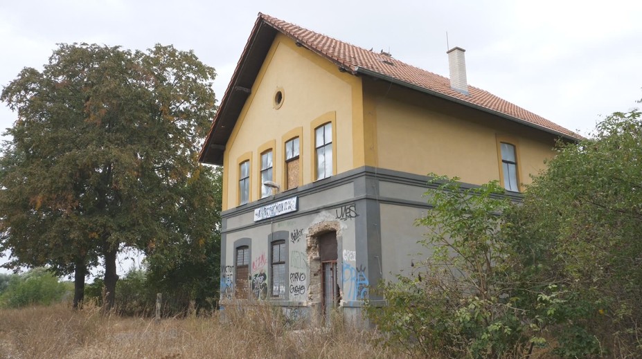 SNS chce, aby vlajka visela na každej budove, ktorú vlastní štát. Mnohé sú v nevábnom stave