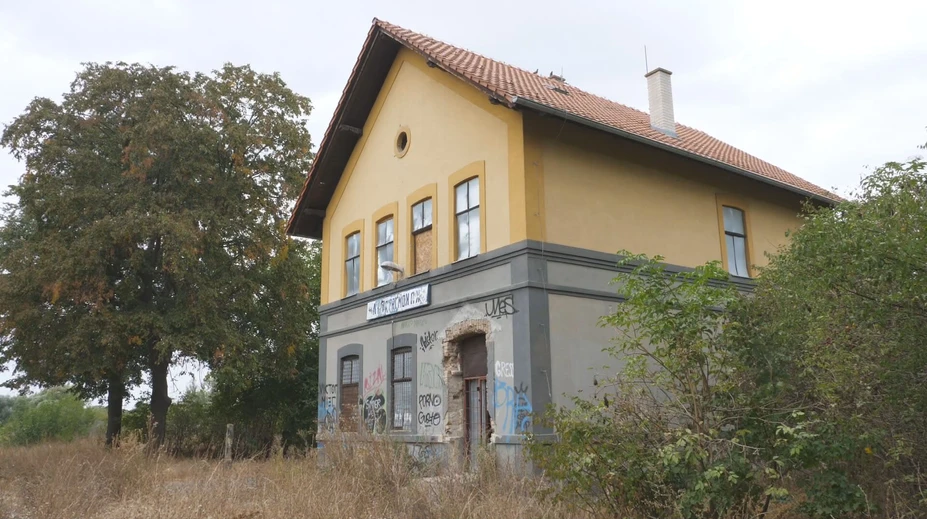 SNS chce, aby vlajka visela na každej budove, ktorú vlastní štát. Mnohé sú v nevábnom stave