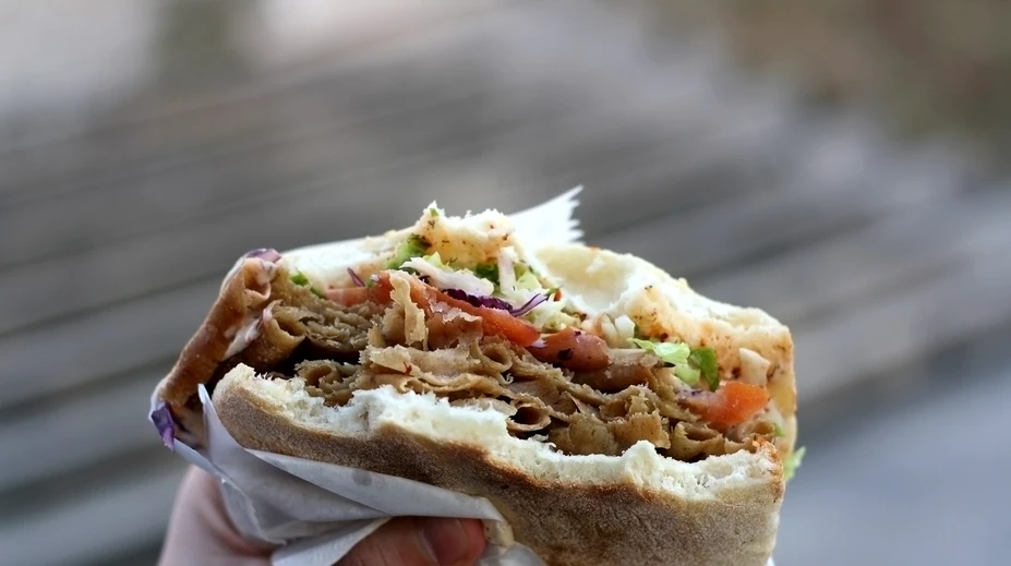 Zjedli kebab a skončili v nemocnici. V českom bistre sa priotrávili desiatky ľudí