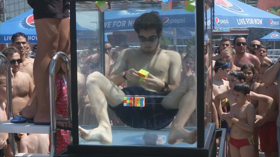 Na jeden nádych poskladal pod vodou šesť Rubikových kociek