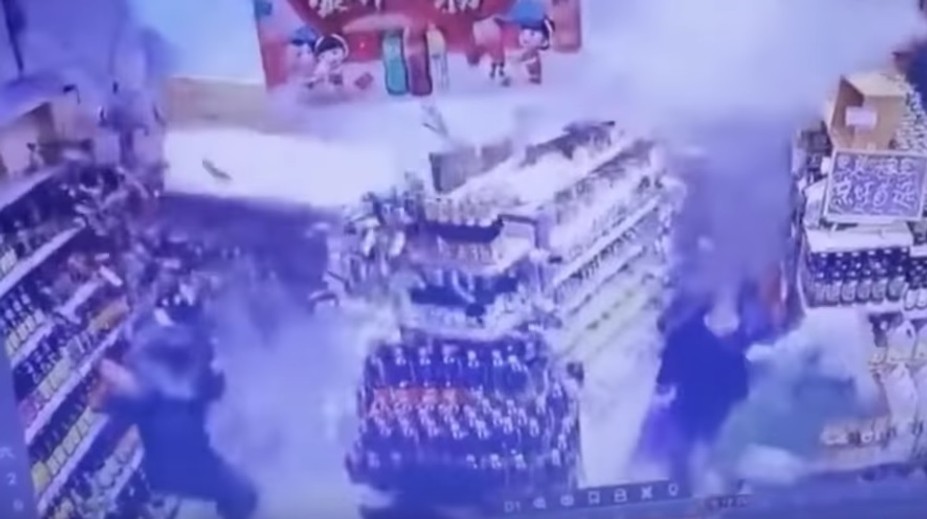 VIDEO: Chvíle hrôzy v supermarkete. Padajúca stena zranila staršieho muža