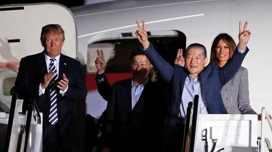 Americkí väzni prepustení z KĽDR sa vrátili domov. Trump sa poďakoval Kimovi