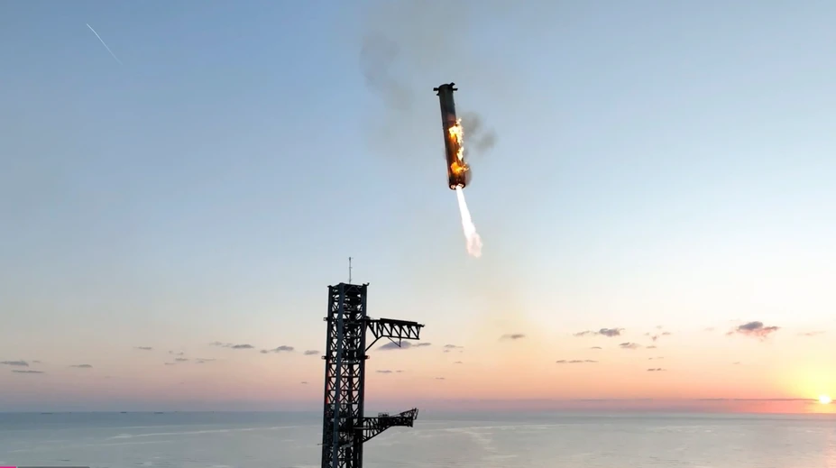 Historický úspech SpeceX. Raketový nosič Super Heavy sa pri návrate na Zem podarilo zachytiť mechanickými ramenami