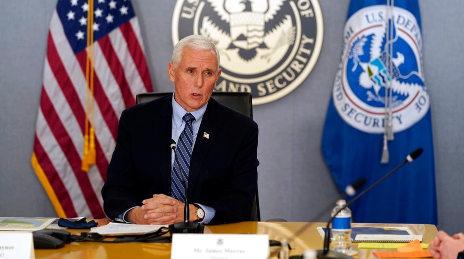 Viceprezident Pence týžden pred inauguráciou zablahoželal svojej nástupkyni Harrisovej