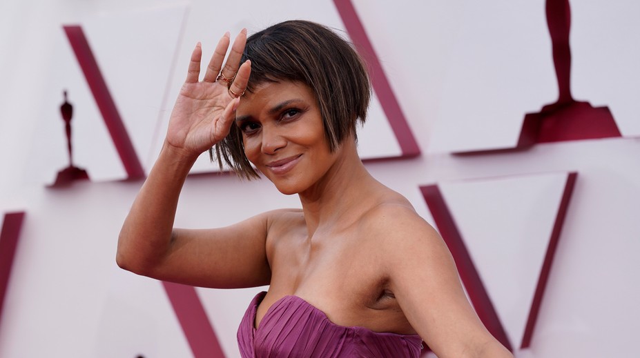OSCARY 2021: Skromný červený koberec, nestarnúca Halle Berry