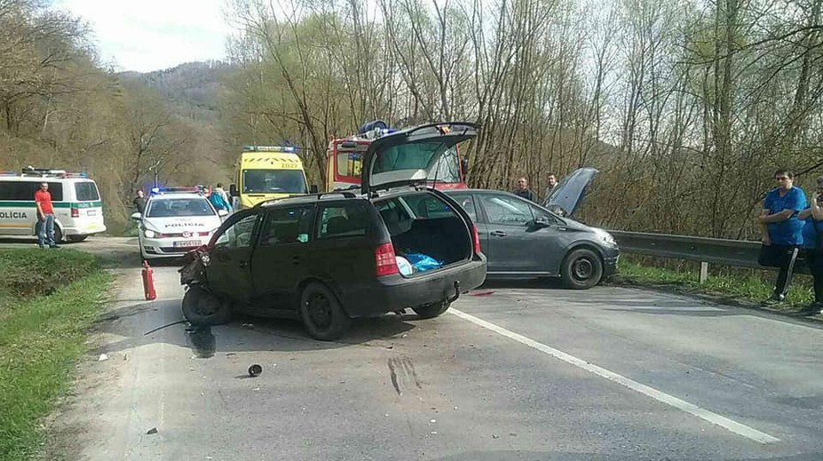 Pri Udiči sa zrazili tri vozidlá, zranili sa traja ľudia