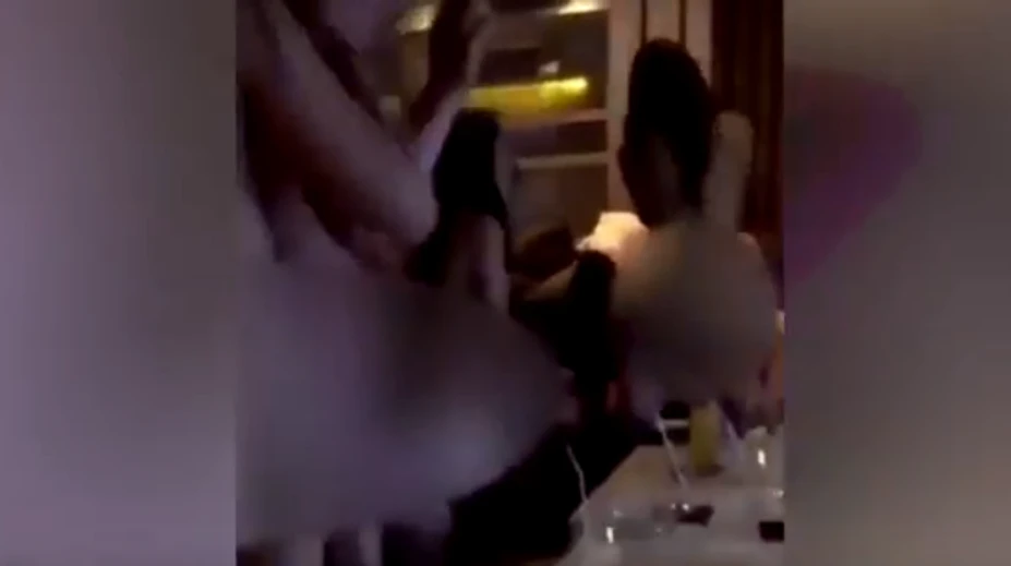 VIDEO: Letecká spoločnosť hasí pikantný škandál: Divoké orgie letušiek a stewardov