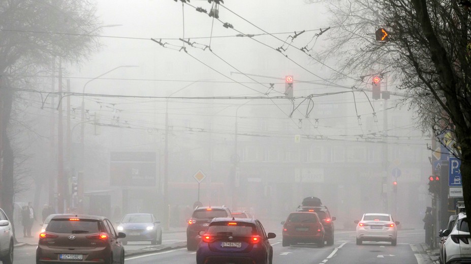 Hmla i poľadovica na celom Slovensku. Na cestách si dávajte pozor