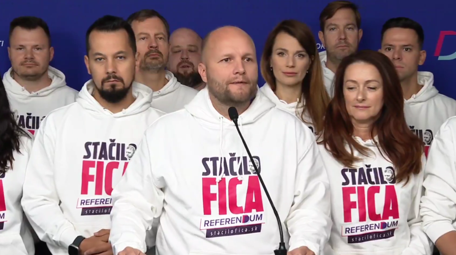 Ficova vláda oklamala celé Slovensko, tvrdia Demokrati. Iniciujú referendum o predčasných voľbách