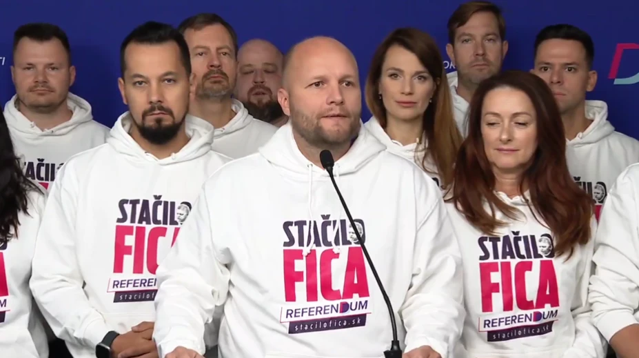 Ficova vláda oklamala celé Slovensko, tvrdia Demokrati. Iniciujú referendum o predčasných voľbách