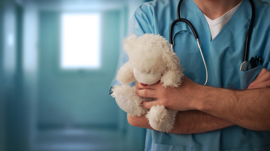 Najväčší pedofilný škandál vo Francúzsku: Chirurg znásilnil aj dievča krátko po operácii