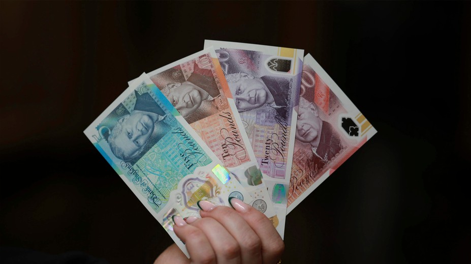 Nová tvár libry. V Británii uviedli do obehu bankovky s podobizňou kráľa Karola III.