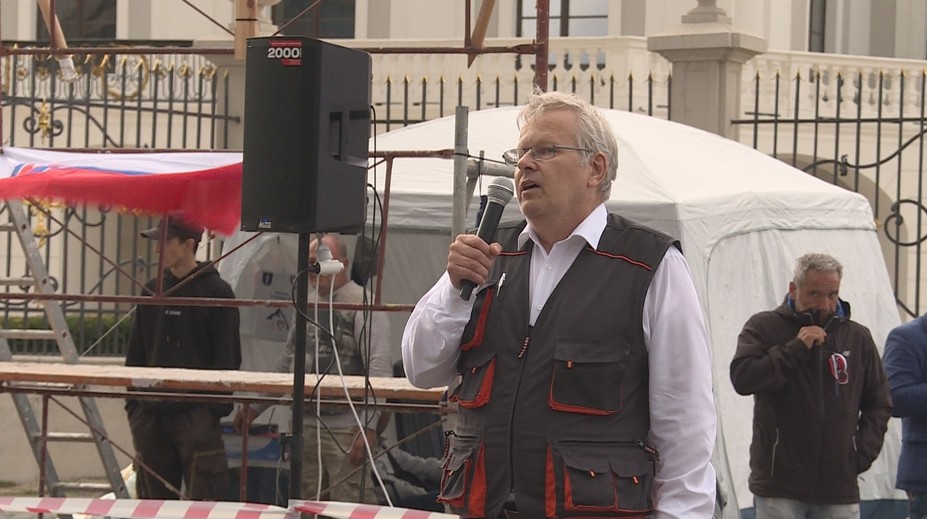 Sú nebezpeční, no štát je v boji s nimi bezzubý. Z lekárov antivaxerov sa stali hviezdy protestov