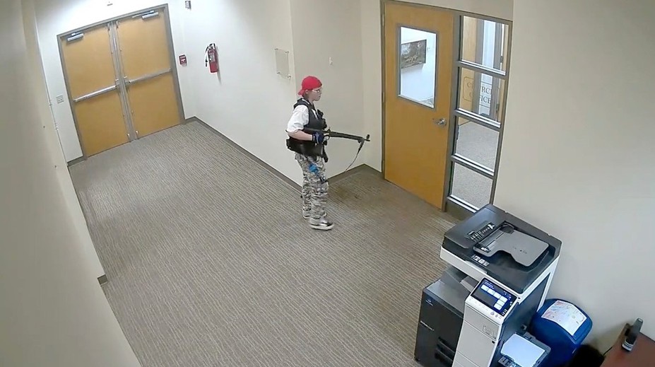 VIDEO: Kamery zachytili vyčíňanie na škole. Strelkyňa zabila tri 9-ročné deti a troch dospelých