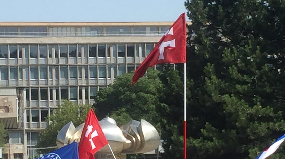 V Bratislave bolo rušno, mestom pochodovali extrémisti