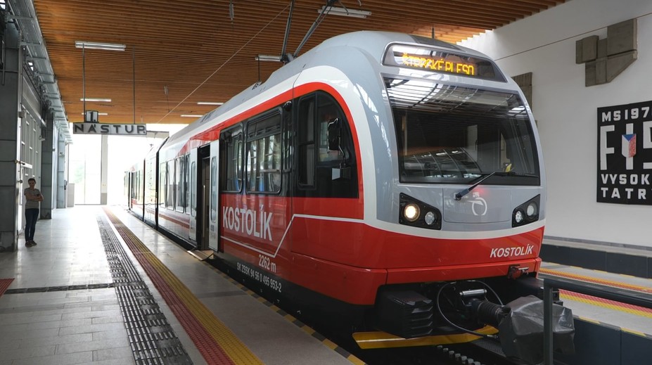 Z ničoho nič zostane stáť na trati. Turisti v Tatrách sa sťažujú na novú zubačku