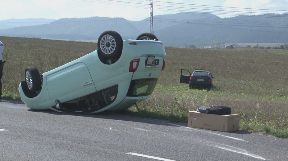 Úplne nové auto, na ktoré čakal jeho majiteľ, skončilo uprostred cesty na streche