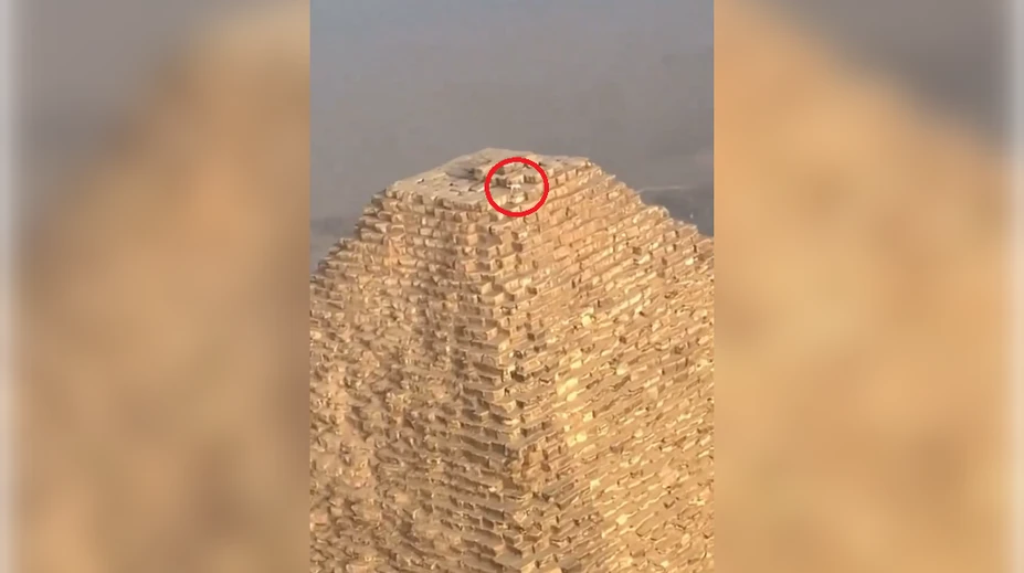 VIDEO: Nečakaný nález na vrchole Cheopsovej pyramídy. Keď to paraglajdista videl, spadla mu sánka