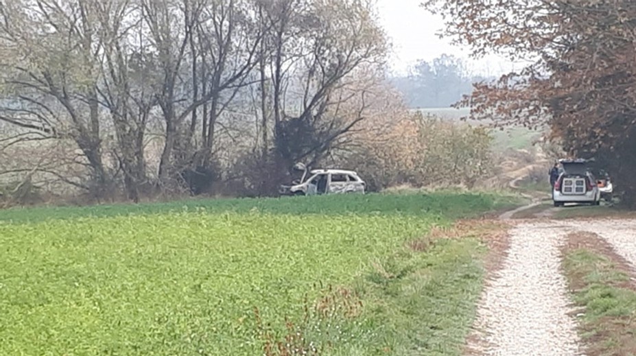 V lese pri Záhorskej Vsi vybuchlo auto, muža s ťažkými popáleninami previezli do nemocnice