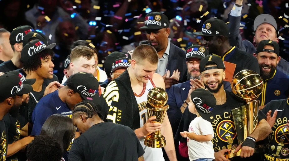 Keď ho draftovali, v telke šla reklama. Tučko nikoho nezaujímal, teraz vystúpil na basketbalový Everest