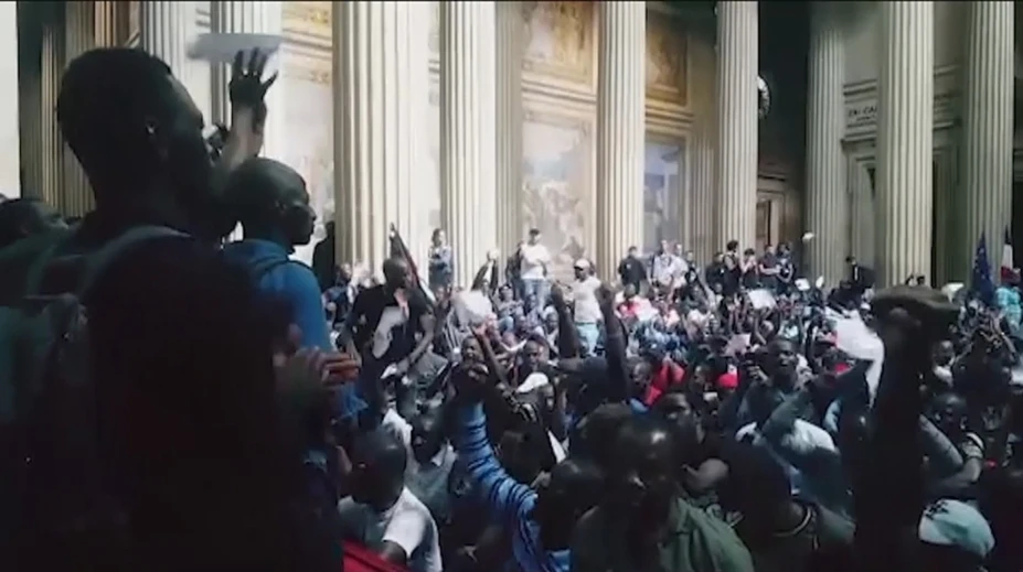 Ilegálni migranti obsadili Panteón v Paríži, žiadali vybavenie dokladov