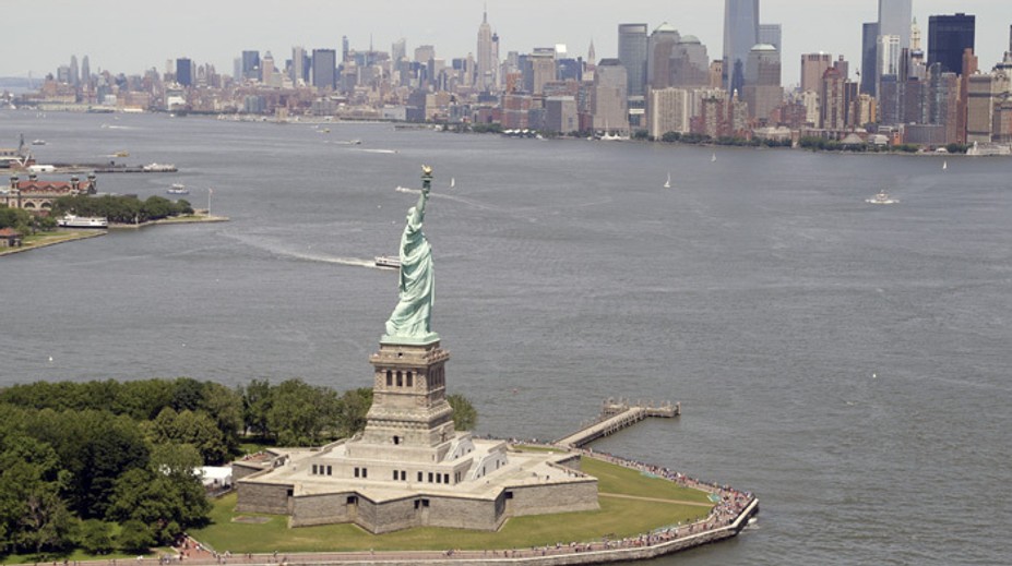 V New Yorku sa do rieky zrútila stíhačka