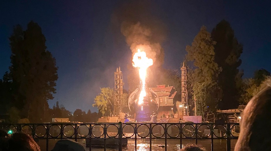 VIDEO: Požiar v Disneylande, drak vzbĺkol v plameňoch