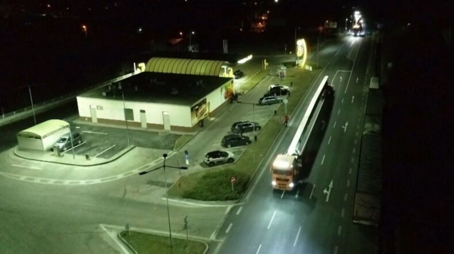 Náročný prevoz nadrozmerného nákladu. Do rozostavanej fabriky vo Valalikoch prevážali betónové väzníky