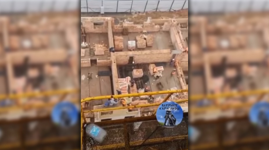 VIDEO: Takúto bitku ste ešte nevideli. Dve skupiny robotníkov po sebe začali hádzať tehly