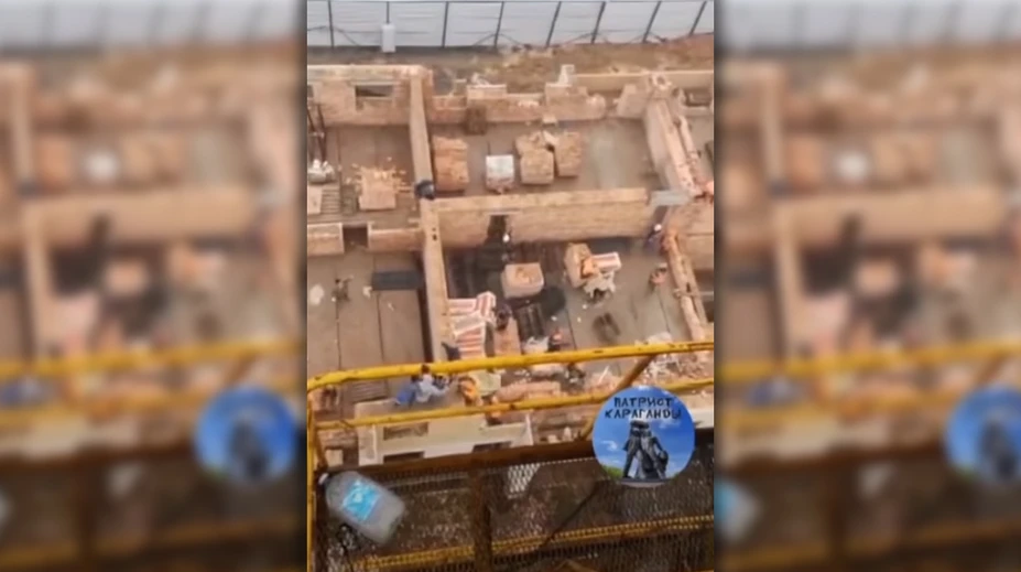 VIDEO: Takúto bitku ste ešte nevideli. Dve skupiny robotníkov po sebe začali hádzať tehly
