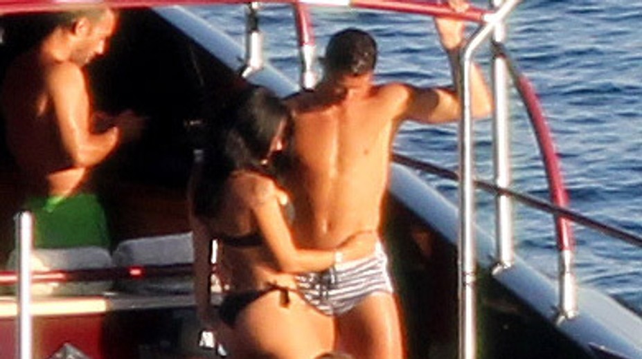 Okolo Ronalda sa motá nová kráska. Je to poriadna sexica