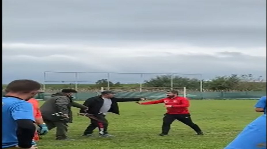 VIDEO: Mimoriadne napätá situácia na trávniku. Usporiadateľ zápasu vytiahol na rozhodcu mačetu