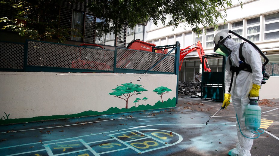 V okolí požiarom zničeného Notre-Dame začali dekontaminovať školy